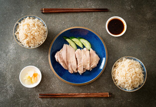 海南チキンライスまたはチキンスープで蒸したご飯-アジア料理スタイル