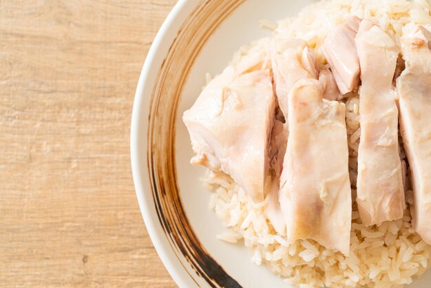 海南チキンライスまたはチキンスープで蒸したご飯