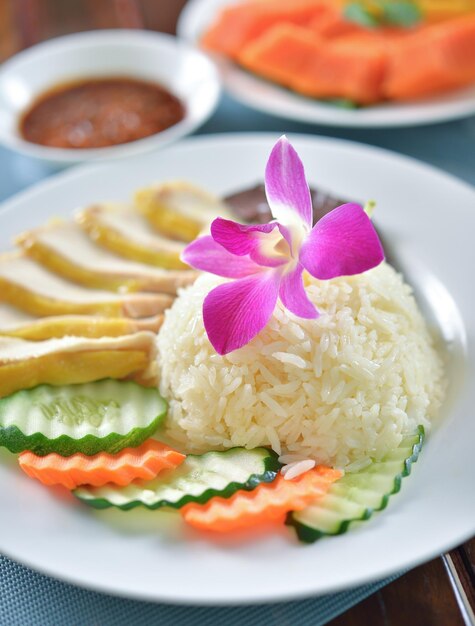 Photo hainanese chicken rice  thai gourmet steamed chicken with rice