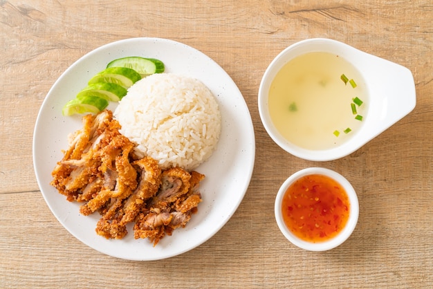 海南チキンライスとフライドチキンまたはライス蒸しチキンスープとフライドチキン-アジア料理スタイル