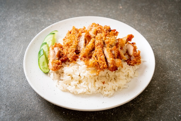 Foto riso al pollo hainanese con pollo fritto o zuppa di pollo al vapore di riso con pollo fritto