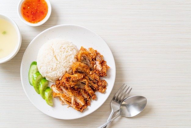 Riso al pollo hainanese con pollo fritto