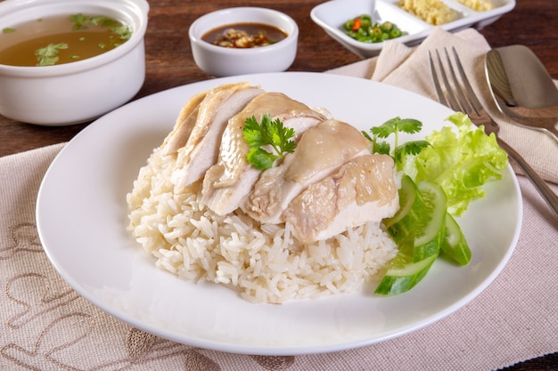 Foto hainanese gekookte kiprijst op de houten tafel