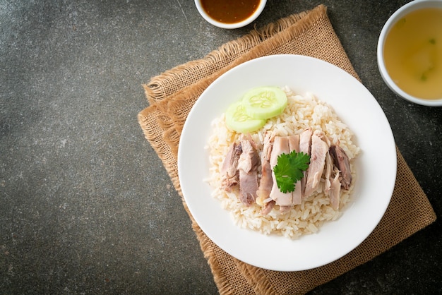 Hainanese Kip Rijst of gestoomde rijst met kip - Aziatisch eten