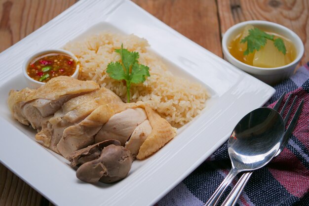 Hainanese Kiprijst Met Saus