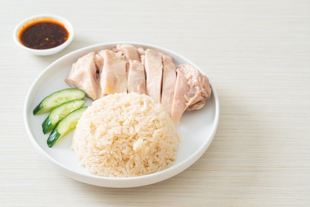 Hainanese kiprijst of rijst gestoomd met kippensoep - Asian food style