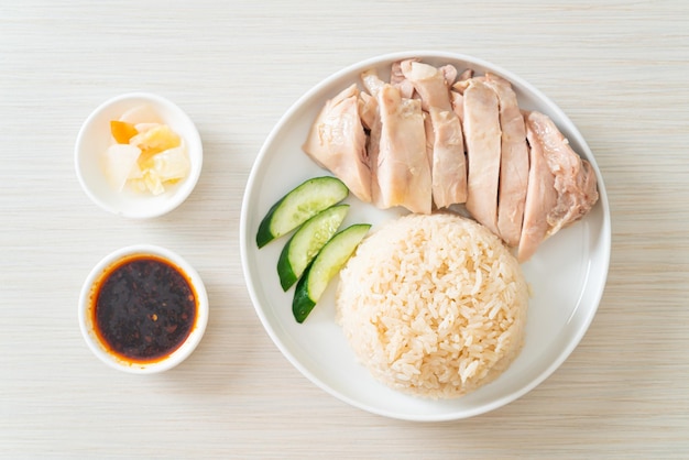 Hainanese kiprijst of rijst gestoomd met kippensoep - Asian food style