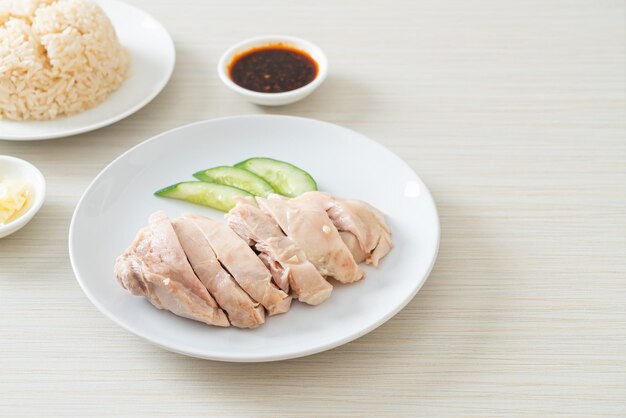 Hainanese kiprijst of rijst gestoomd met kippensoep - Asian food style