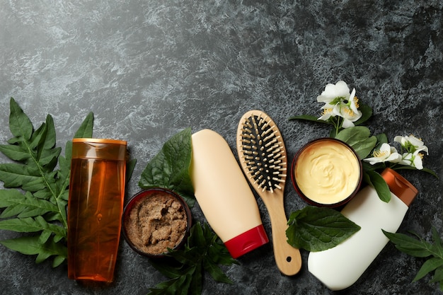 Foto accessori per la cura dei capelli su fumo nero