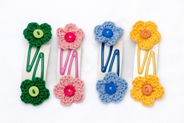 Hair clips with multicolored flowers woven with corchet