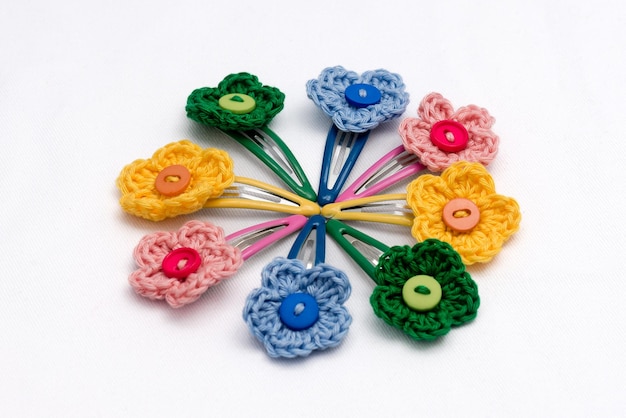 Hair clips with multicolored flowers woven with corchet