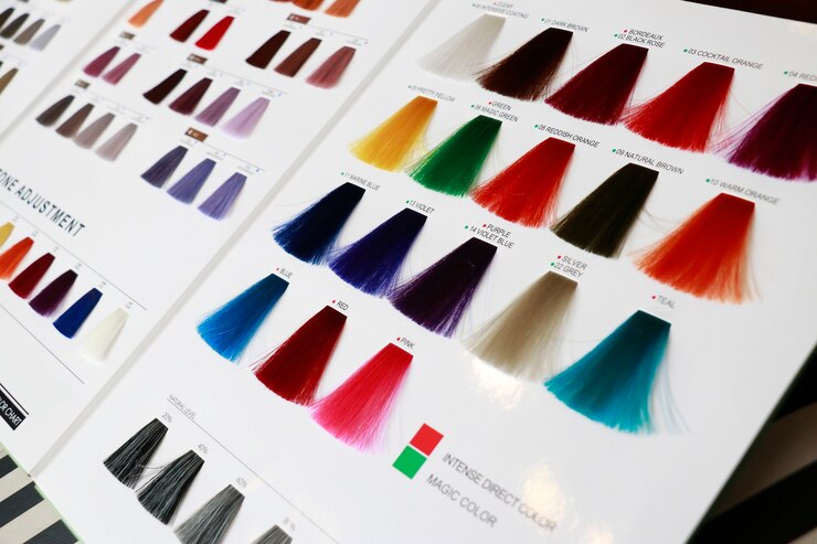 Photo ヘアカラーチャートには、青、ピンク、緑、オレンジ、紫などの異常な色の例が表示されます。