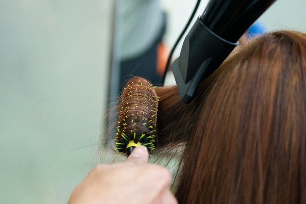 La colorazione dei capelli e la regolazione permanente del riccio al salone rende i capelli danneggiati e ruvidi