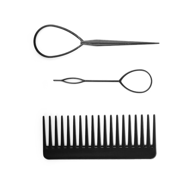 Pettine per capelli e accessori su sfondo bianco