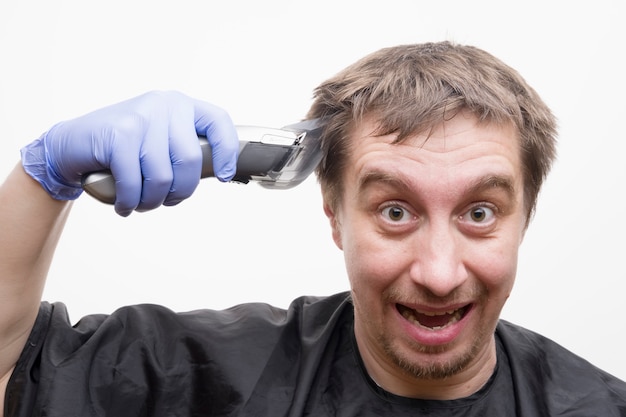 Foto taglio dei capelli a casa durante la quarantena