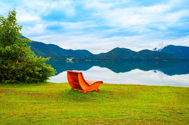 写真 ドイツで最も深く,最大のアルプス湖の1つである walchenseeまたはwalchen湖の近くの ⁇