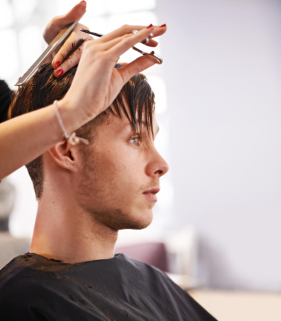 Фото Ножницы для волос человек и парикмахер стригут здоровую прическу, ухаживают и чистят в салоне-студии парикмахерские инструменты оздоровительный или профильный клиент-стилист или парикмахер, выполняющий текстурную обработку