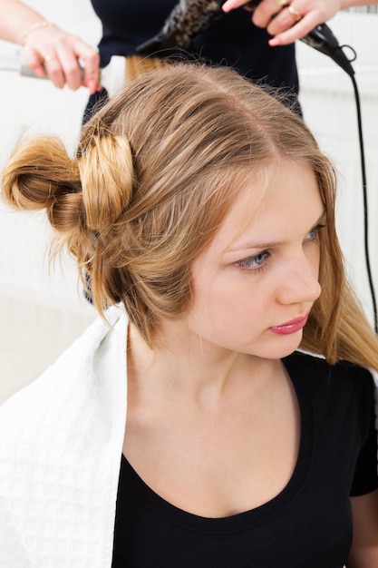 ヘアサロンでのヘアスタイリング