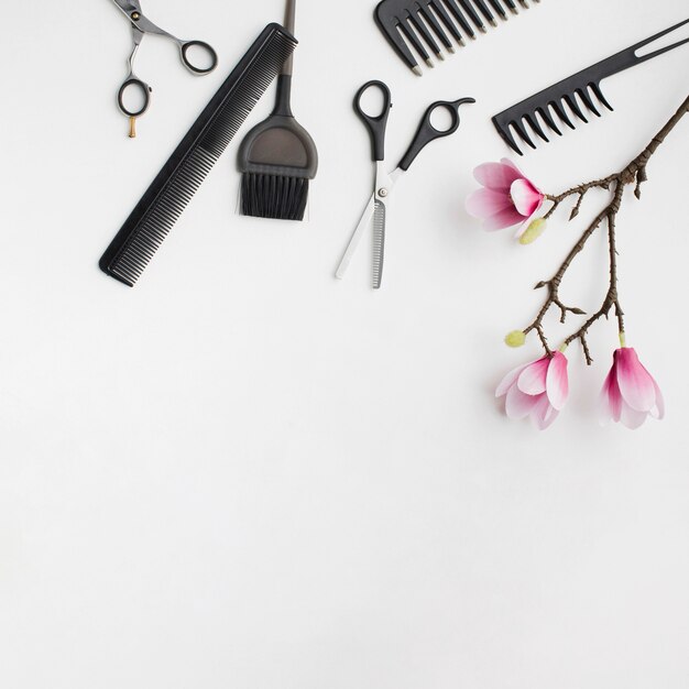 Foto strumenti per capelli con fiore di sakura