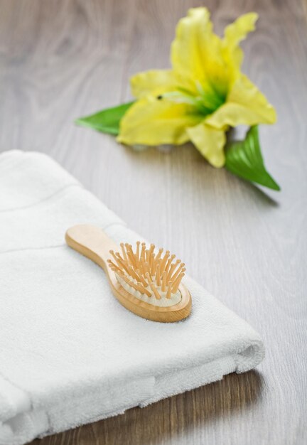 花とヘアブラシとタオル