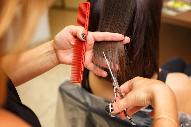 プロの美容院でのヘアカット