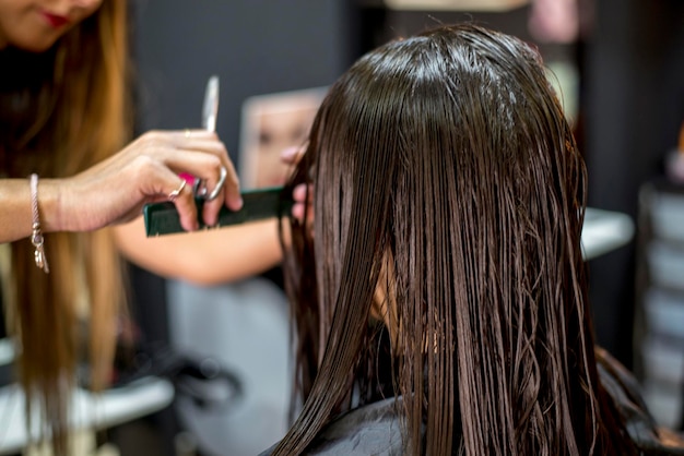 客のをカットするヘアドレッサー