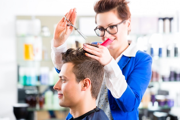 Parrucchiere taglio capelli uomo in barbiere