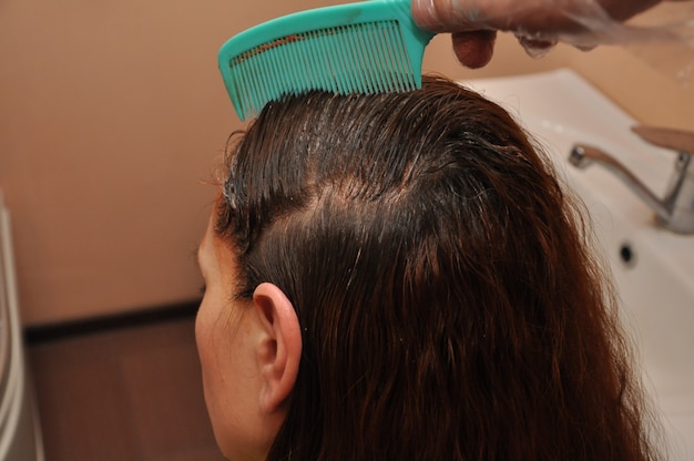 Photo hairdresser dyeing a client's hair