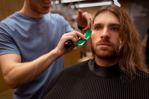 Photo hairdresser grooming their client