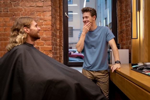 Photo hairdresser grooming their client