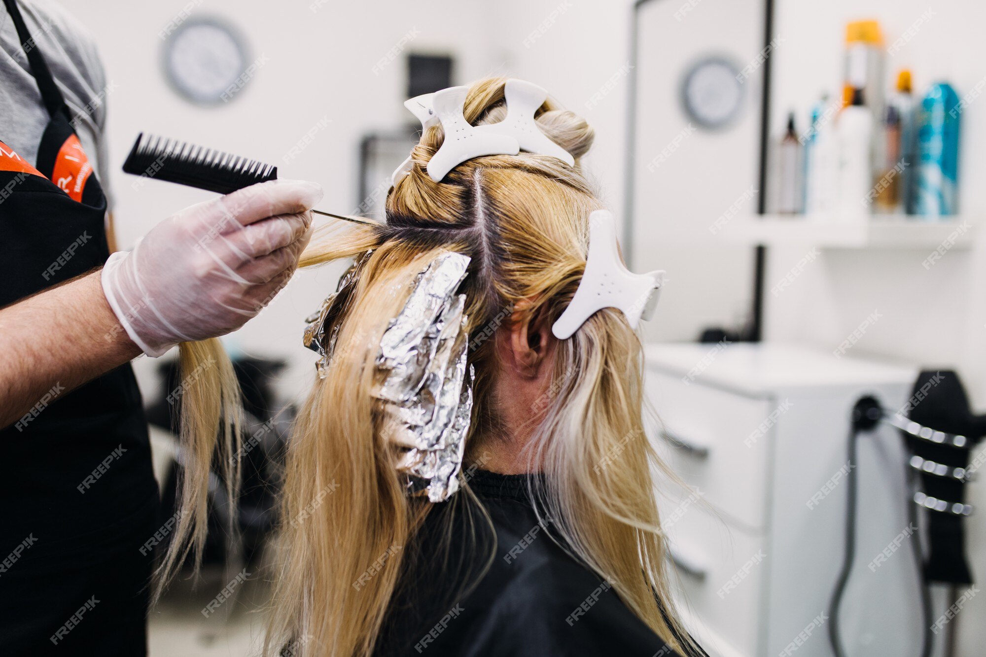 Use the hair foil for salon To Color The Hair 