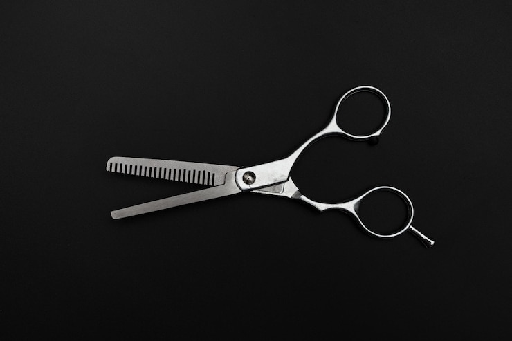 Photo hairdresser scissors on black background steel hairdresser shears accessories for barbershop boutique