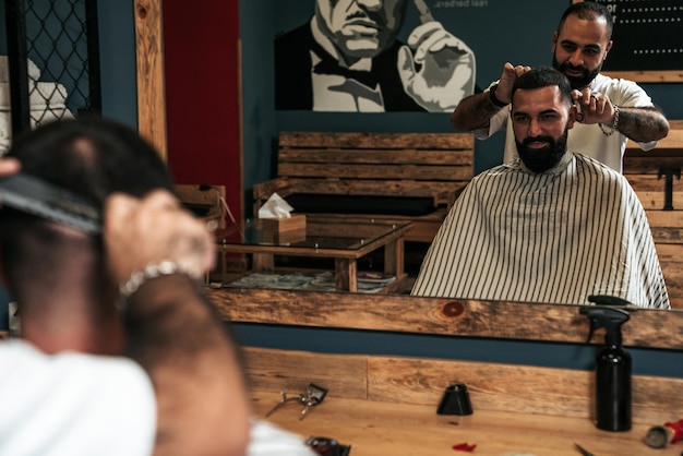 Photo hairdresser serving a client in a barbershop