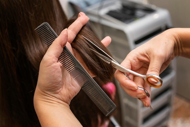 Parrucchiere che si prende cura dei capelli di un cliente presso il salone