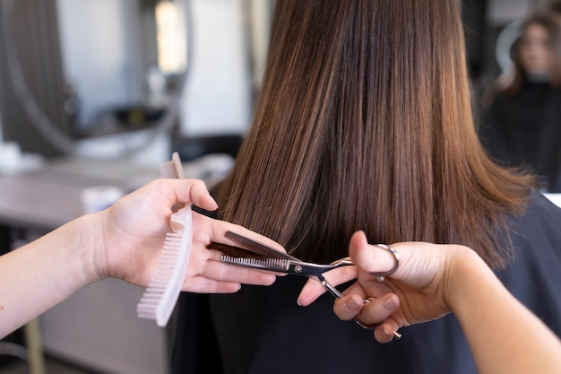 Photo hairdresser taking care of her client