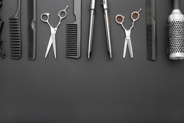 Парикмахерские инструменты ножницы расчески для волос утюг, черный Рамка с копией пространства. Салон красоты Услуги парикмахера