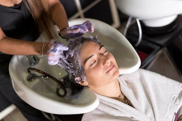 Photo hairdresser treating customer at salon