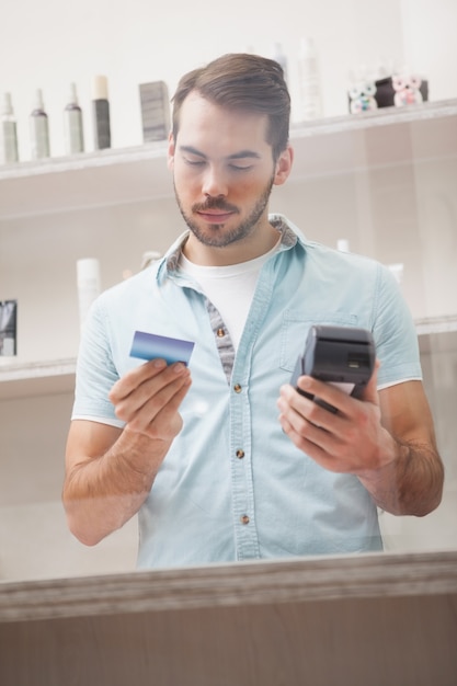 Photo hairdresser using a credit card