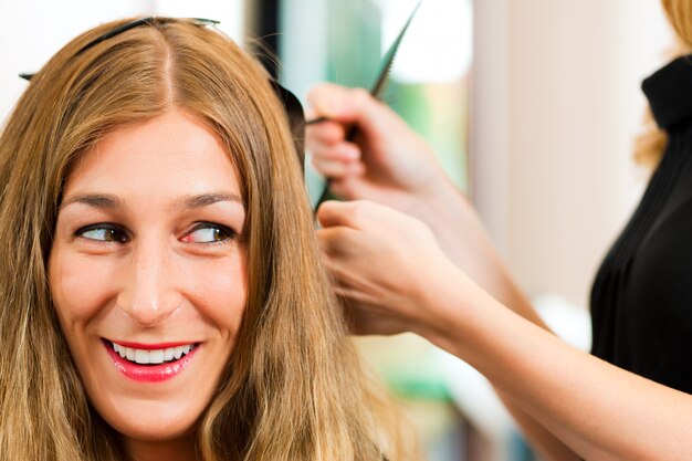 В парикмахерской - женщина приобретает новый цвет волос