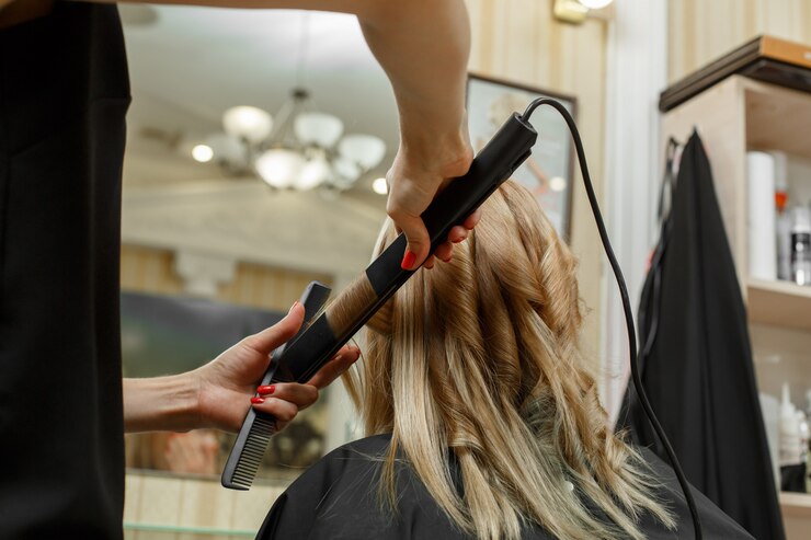 Photo hairdressing services. the process of haircuts hairdressing. hair styling process. hair master with comb and hair straightener . hairdressing courses