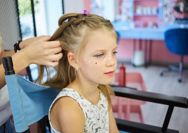 Photo hairdressing services reating hairstyle hair styling process children hairdressing salon