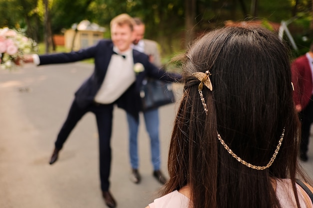 鳥の形のヘアピン。結婚式のパーティー