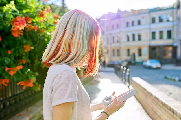 ヘアスタイルヘアファッショントレンドカラーリング10代の少女の頭のクローズアップと色とりどりの染めた髪の複雑なカラーリングプロファイルビュー