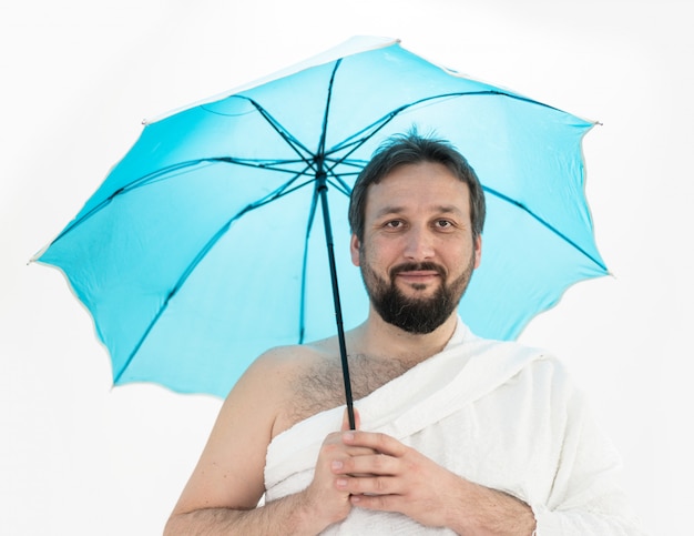 Photo hajj pilgrim with umbrella