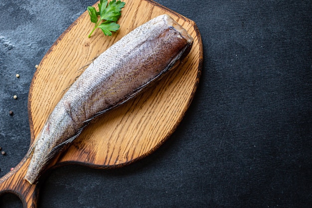 Filetto di nasello pesce crudo frutti di mare pronti da mangiare