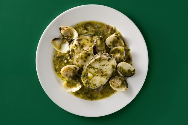 Hake fish and clams with green sauce