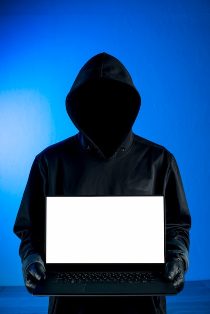 Hakker die laptop malplaatje voorstelt