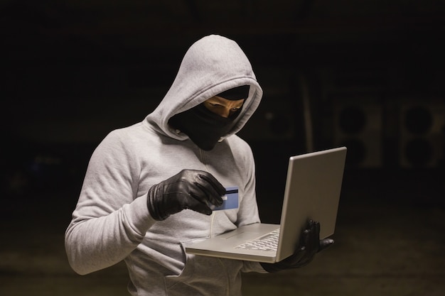 Hakker die laptop met behulp van om identiteit te stelen