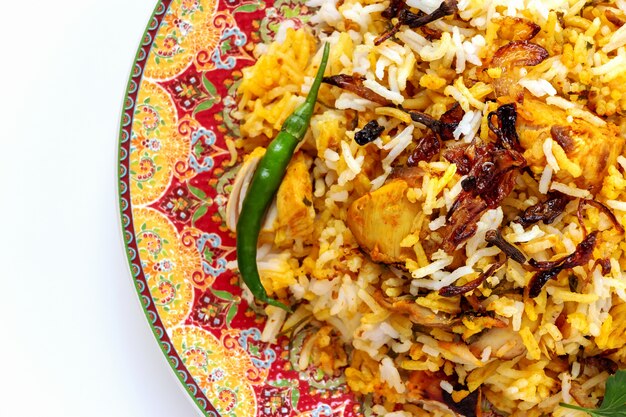 Индийская курица Халяль Biryani подается с йогуртом томатным раитой