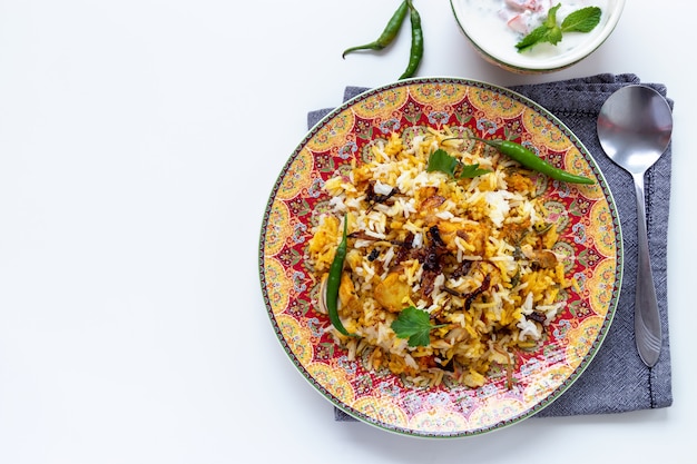 Halal Indiase kip Biryani geserveerd met raita van yoghurttomaat